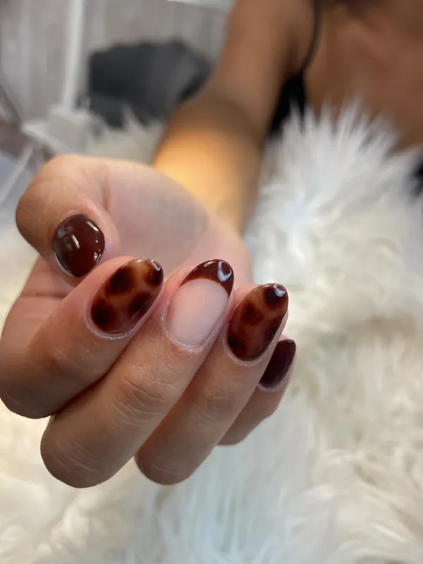 Uñas con efecto carey en tonos marrones