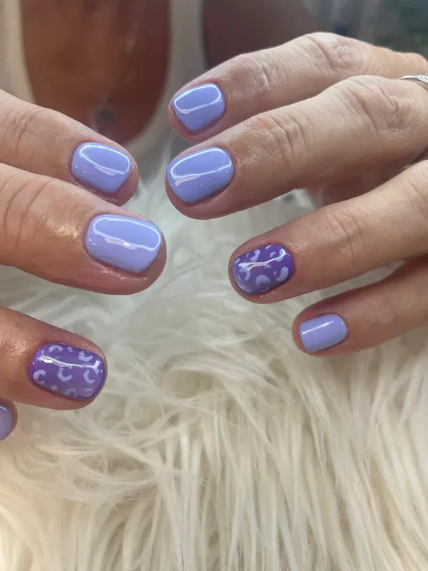 Uñas lila con detalle de animal print en dos uñas