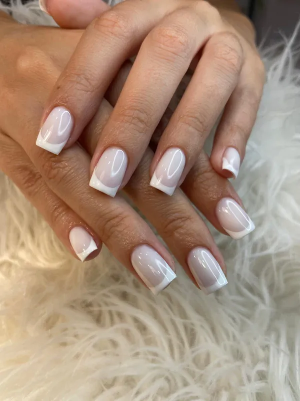 Uñas milky french con la punta en blanco y forma cuadrada