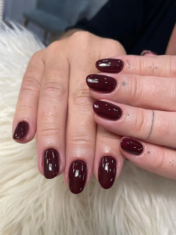 Manicura en tono burdeos, tendencia de otoño, hecha en Vivi Nails Studio, Córdoba