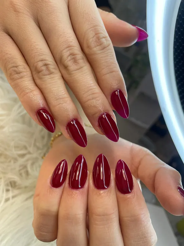 Uñas en rojo cereza con forma almendra