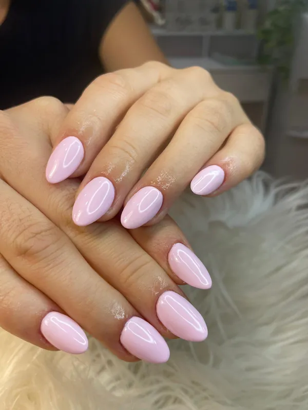 Uñas almendradas en rosa bebé